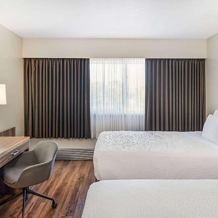 Days Inn By Wyndham Victoria On The Harbour Экстерьер фото
