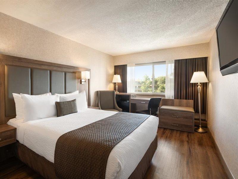 Days Inn By Wyndham Victoria On The Harbour Экстерьер фото