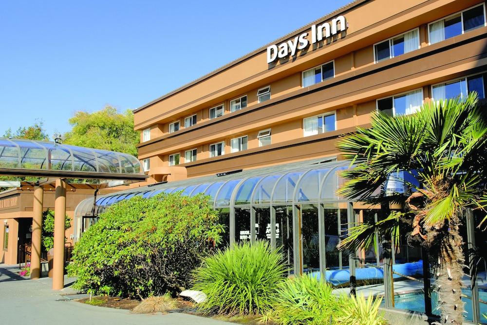 Days Inn By Wyndham Victoria On The Harbour Экстерьер фото