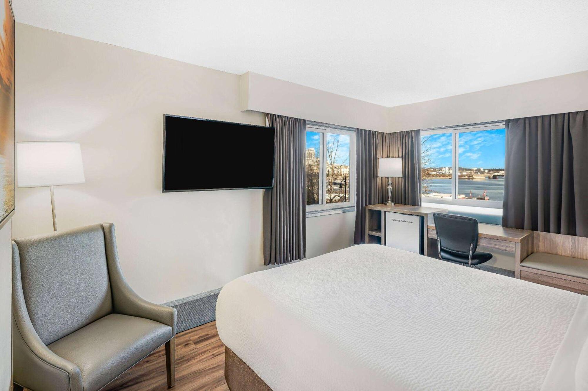 Days Inn By Wyndham Victoria On The Harbour Экстерьер фото
