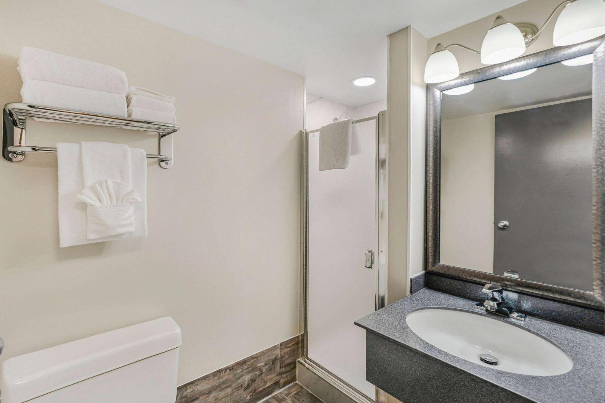 Days Inn By Wyndham Victoria On The Harbour Экстерьер фото