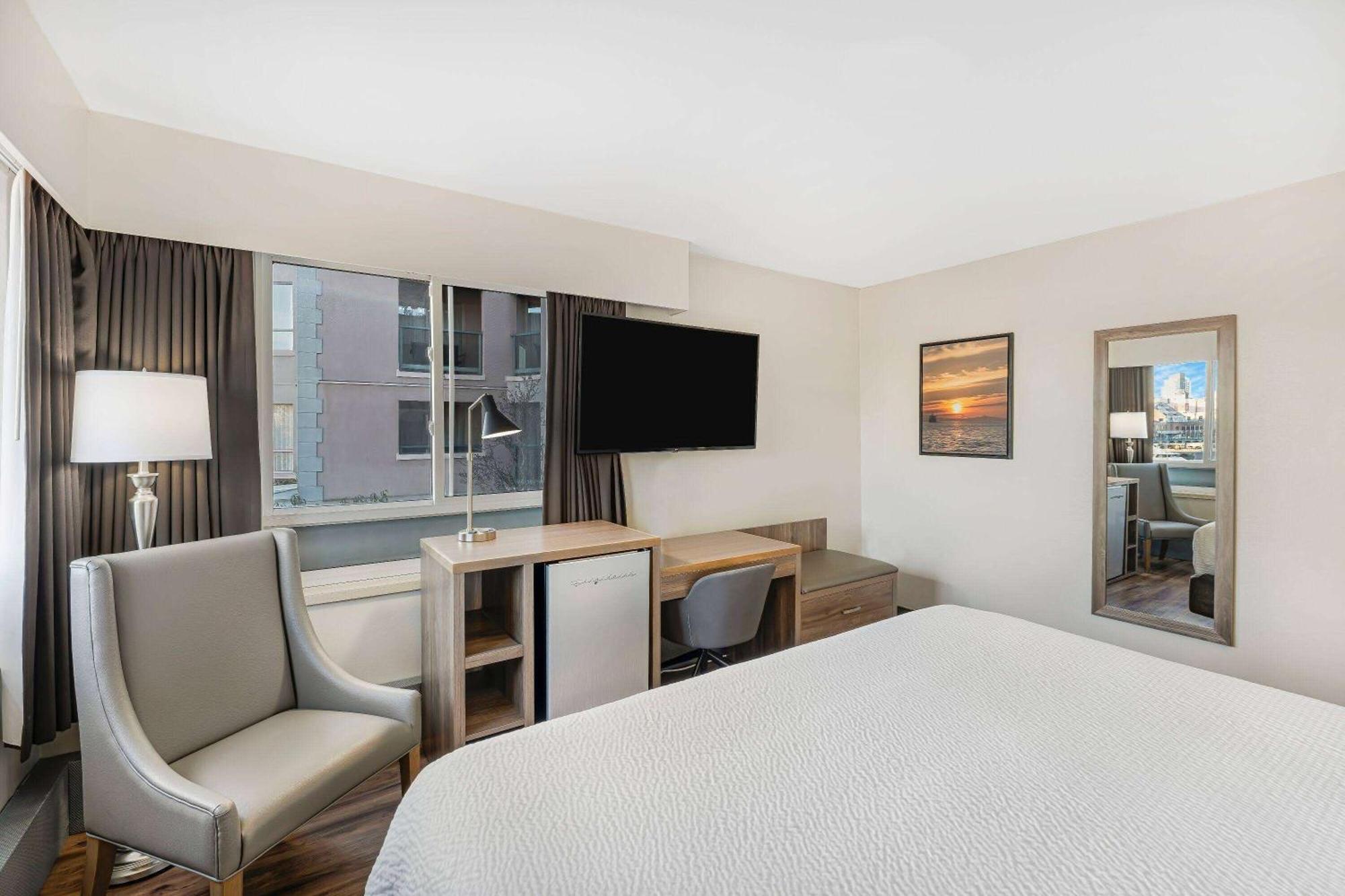 Days Inn By Wyndham Victoria On The Harbour Экстерьер фото