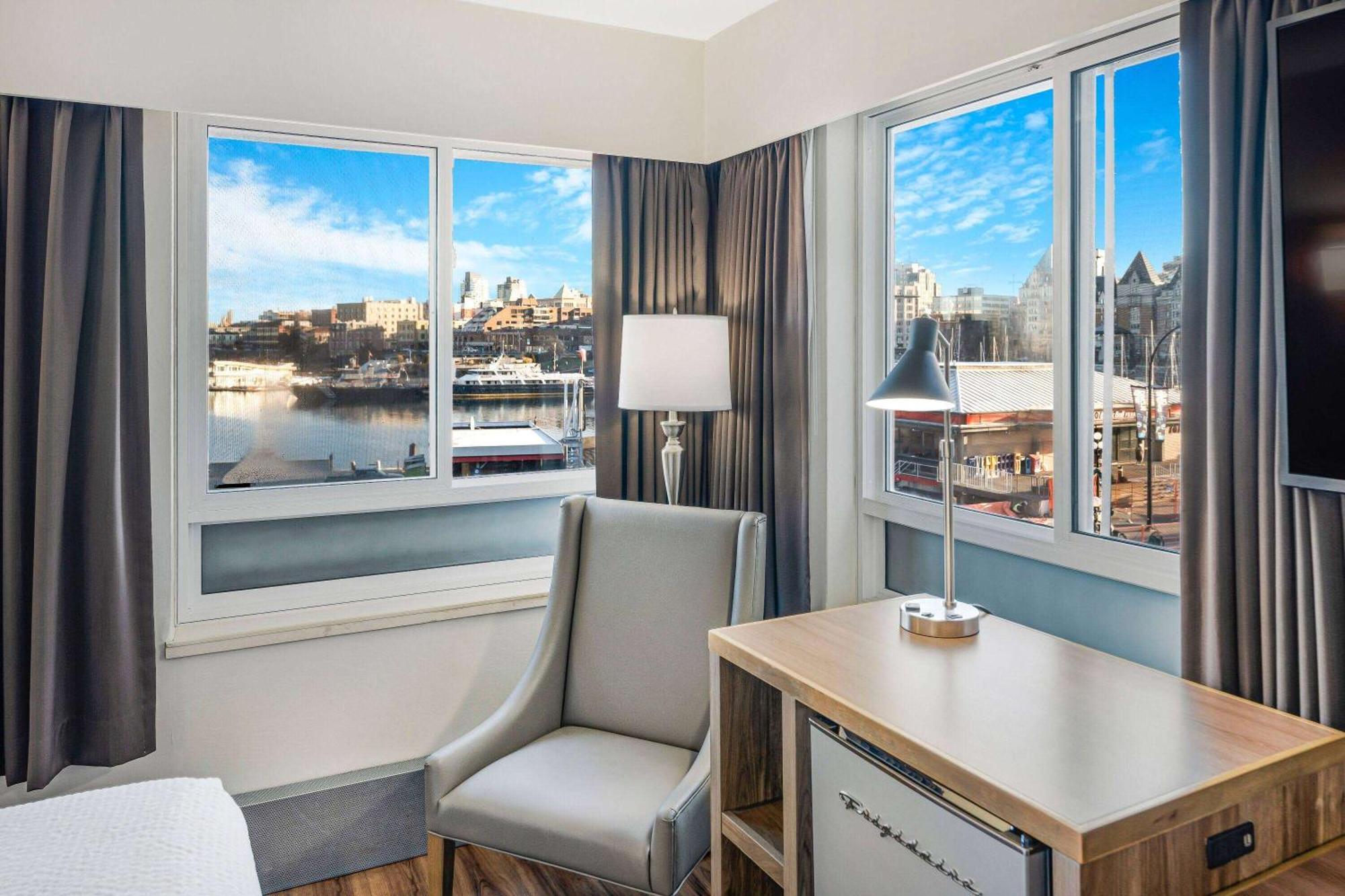 Days Inn By Wyndham Victoria On The Harbour Экстерьер фото