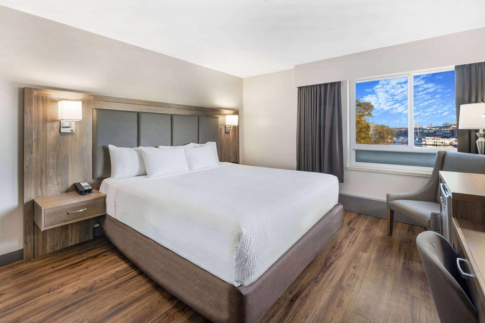 Days Inn By Wyndham Victoria On The Harbour Экстерьер фото