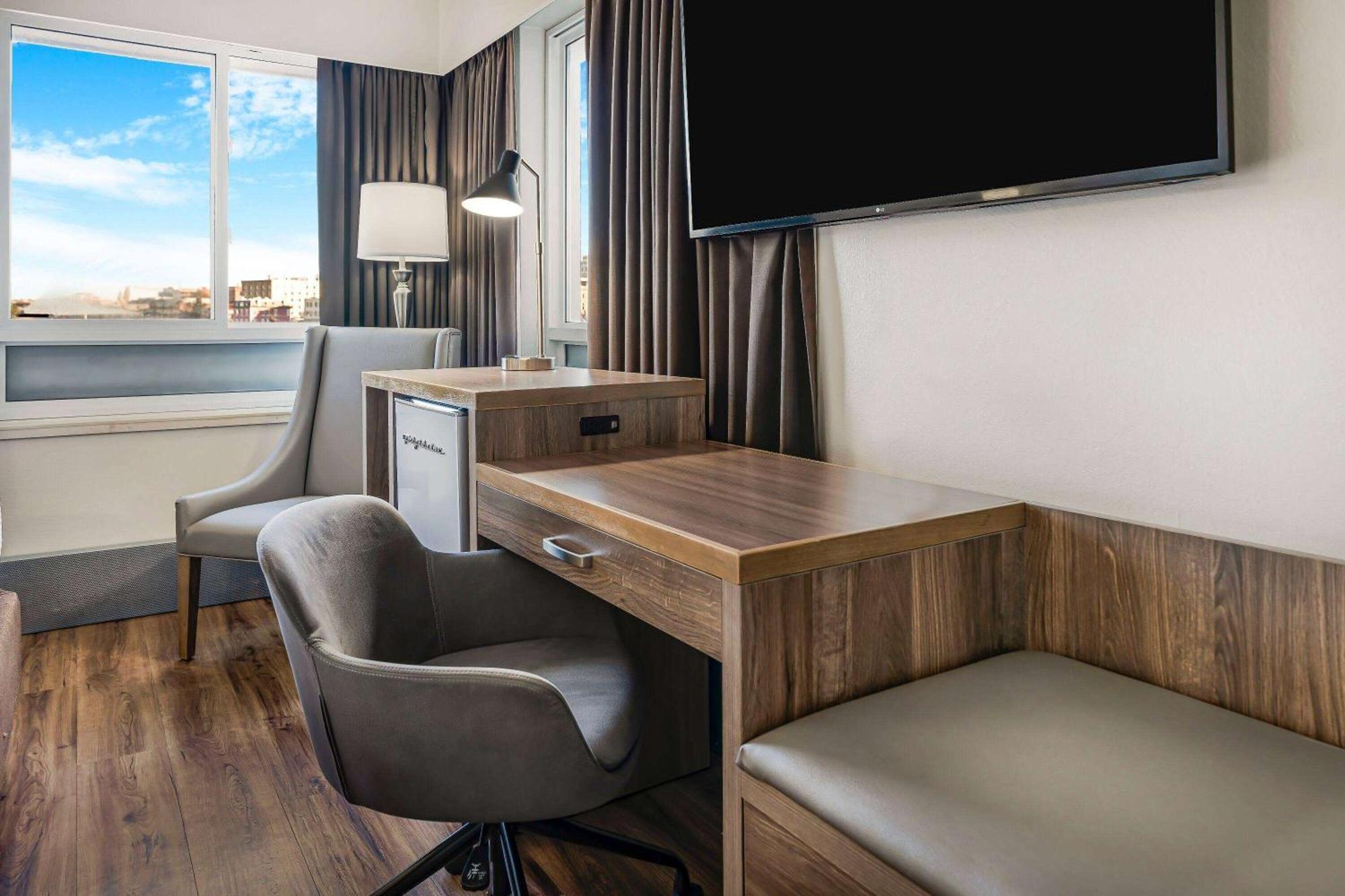 Days Inn By Wyndham Victoria On The Harbour Экстерьер фото
