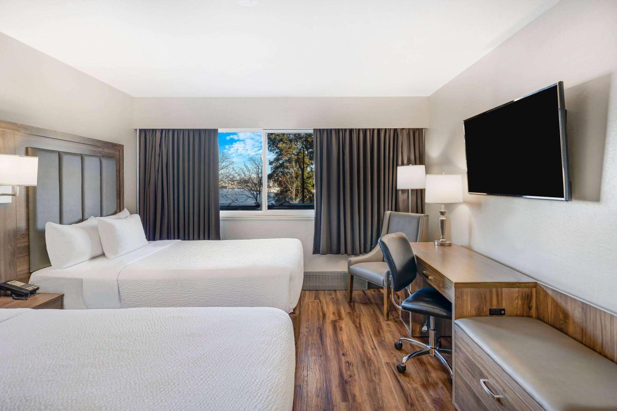 Days Inn By Wyndham Victoria On The Harbour Экстерьер фото