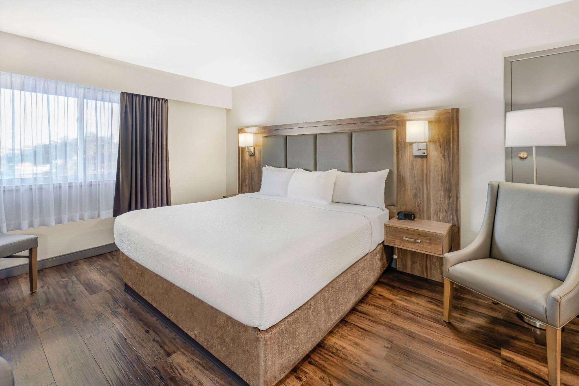 Days Inn By Wyndham Victoria On The Harbour Экстерьер фото