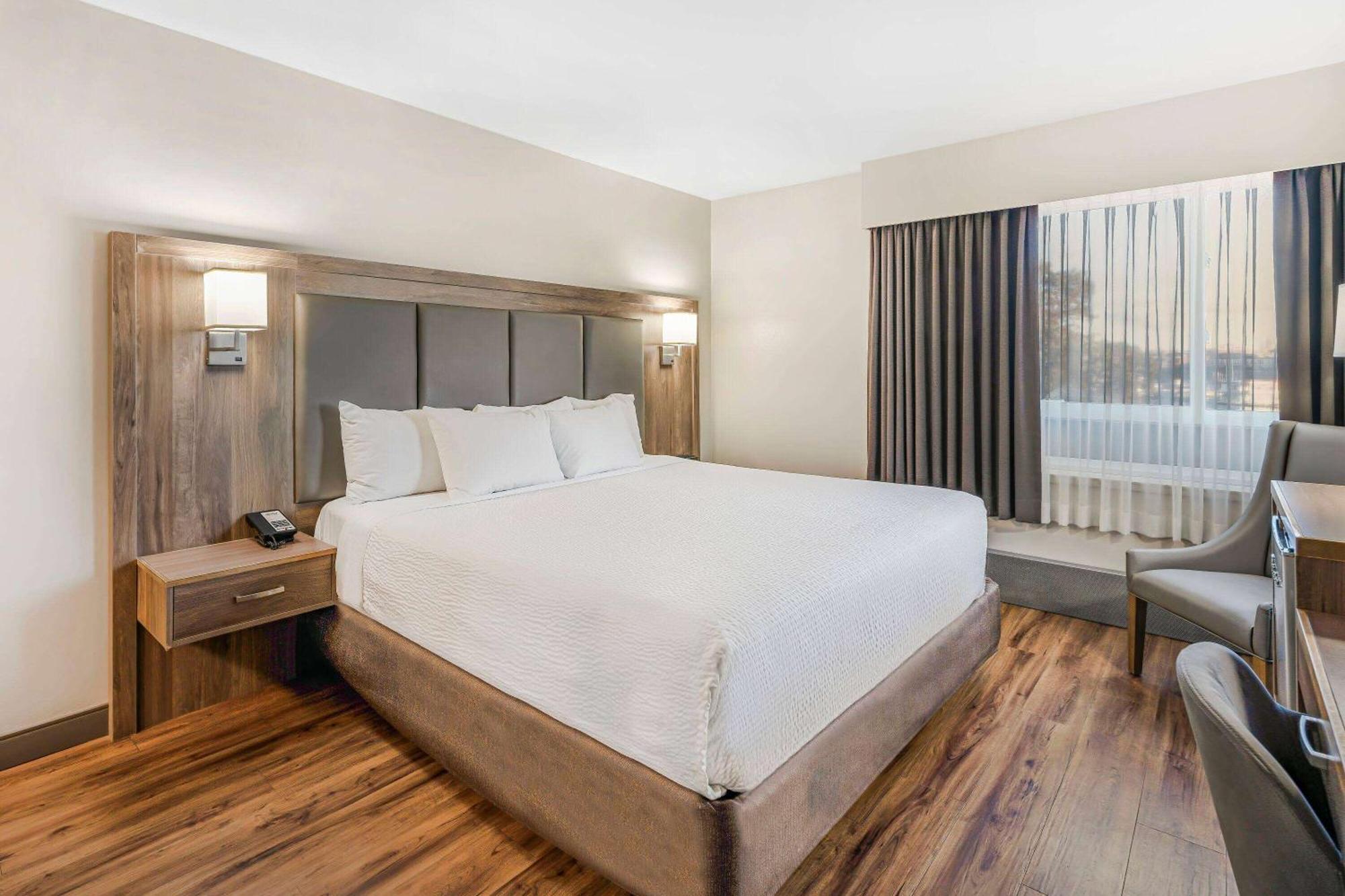 Days Inn By Wyndham Victoria On The Harbour Экстерьер фото