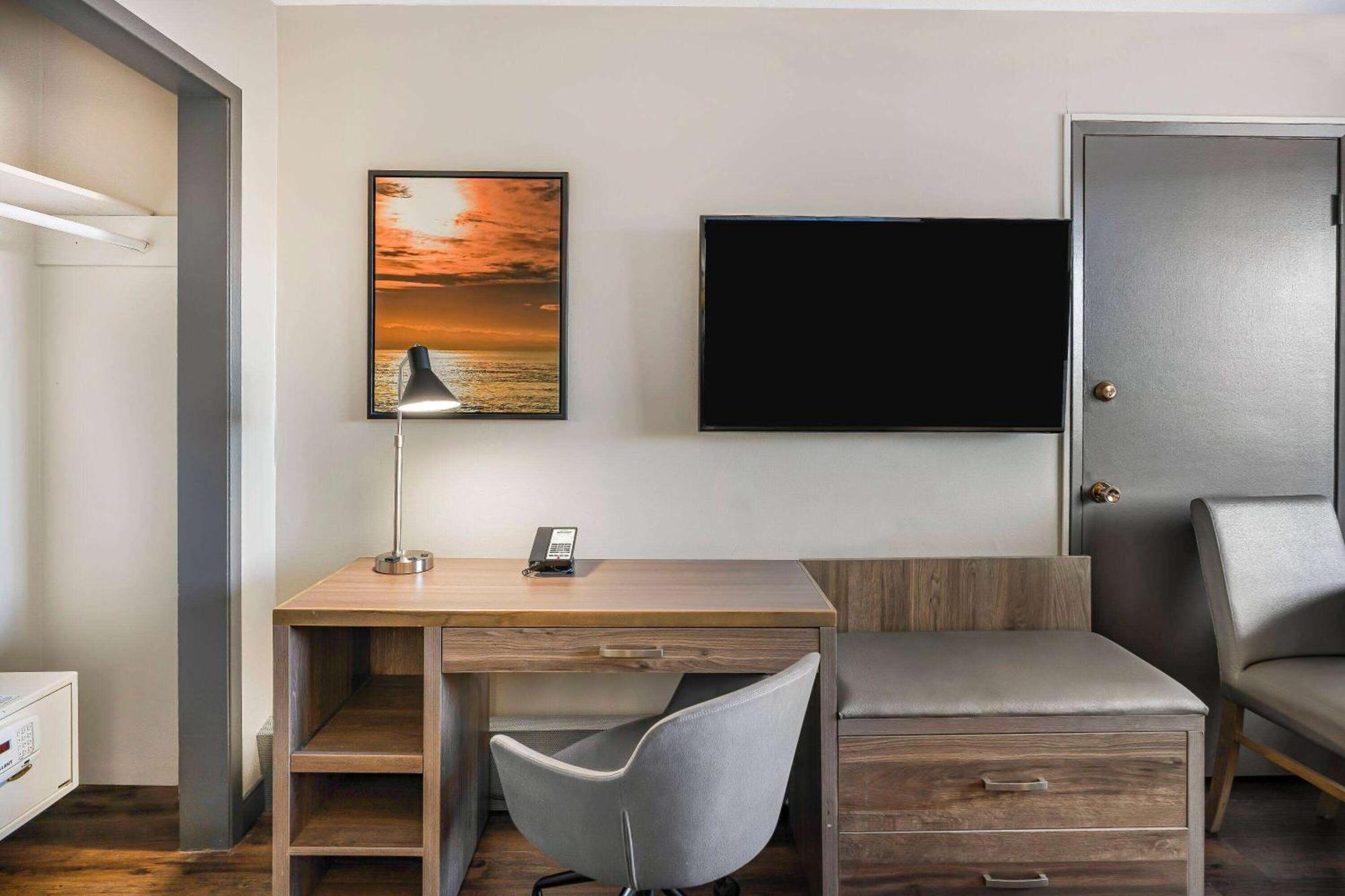 Days Inn By Wyndham Victoria On The Harbour Экстерьер фото