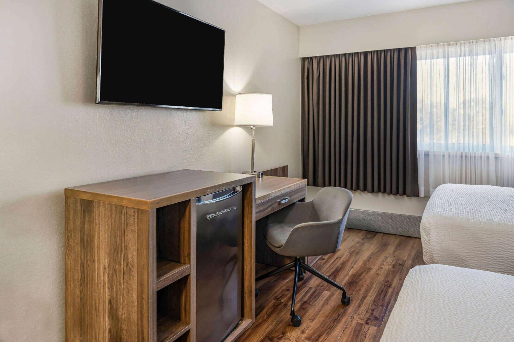 Days Inn By Wyndham Victoria On The Harbour Экстерьер фото