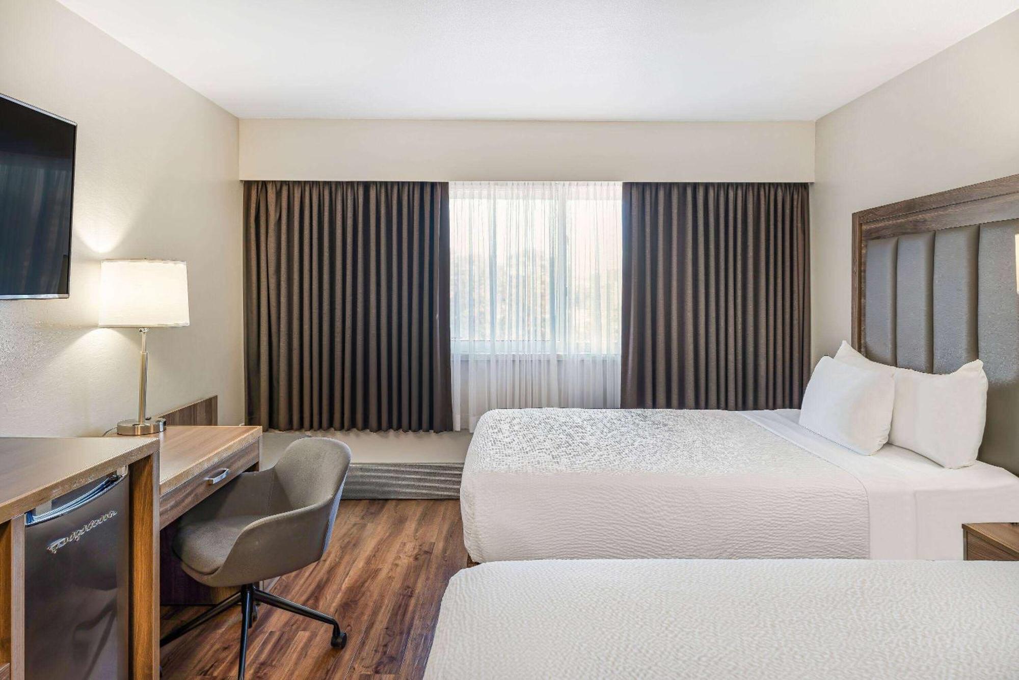 Days Inn By Wyndham Victoria On The Harbour Экстерьер фото