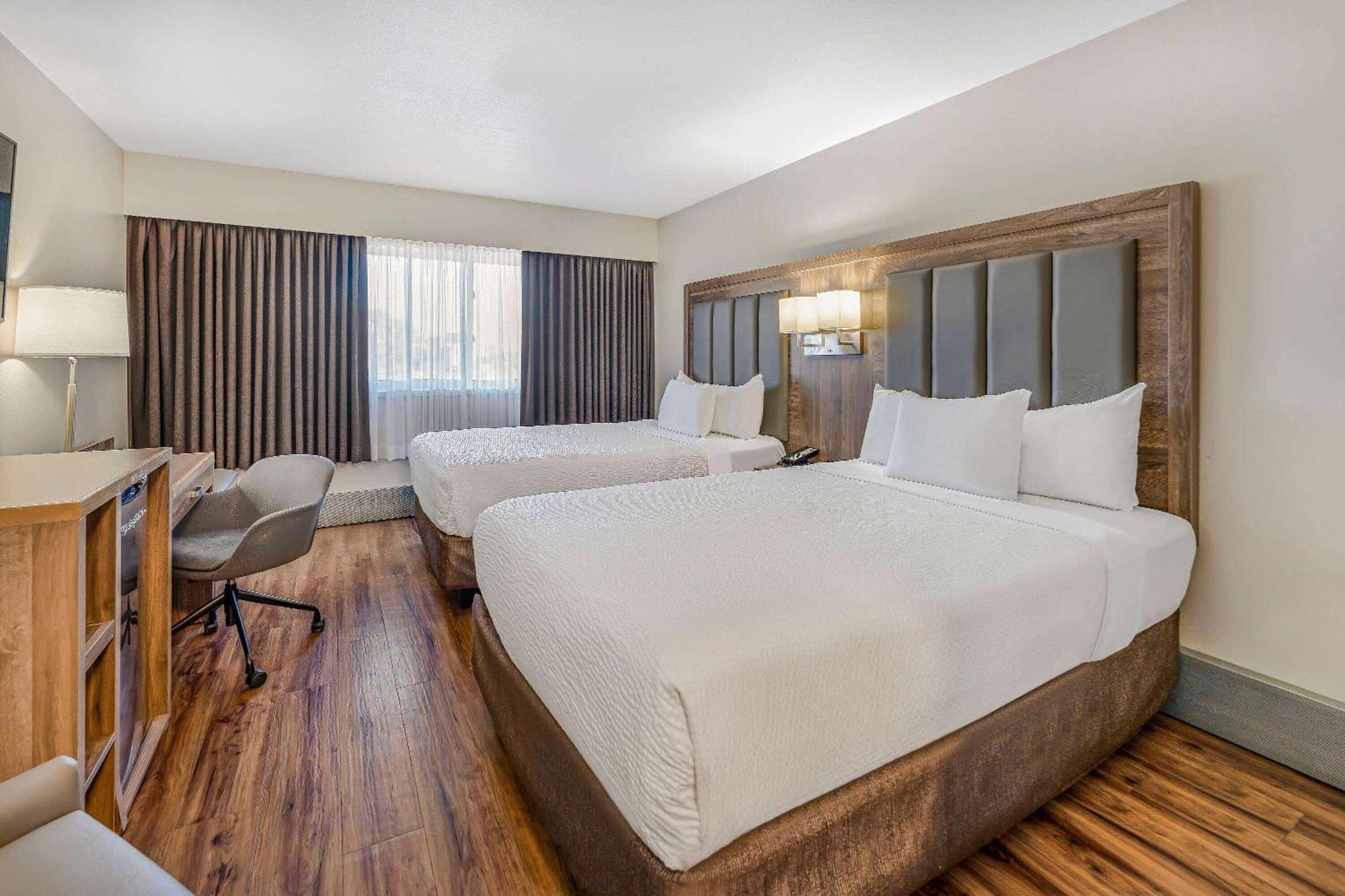 Days Inn By Wyndham Victoria On The Harbour Экстерьер фото