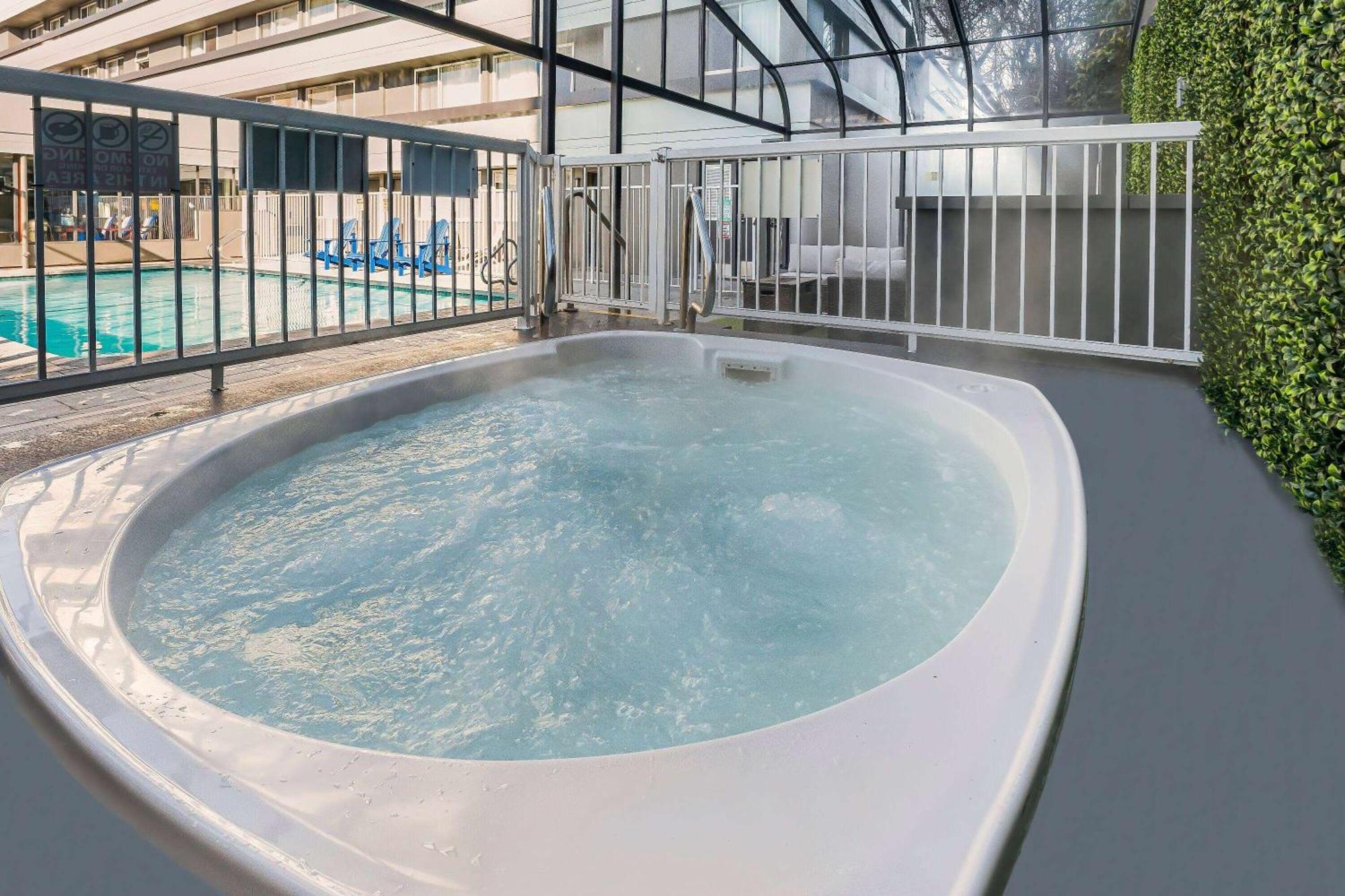 Days Inn By Wyndham Victoria On The Harbour Экстерьер фото