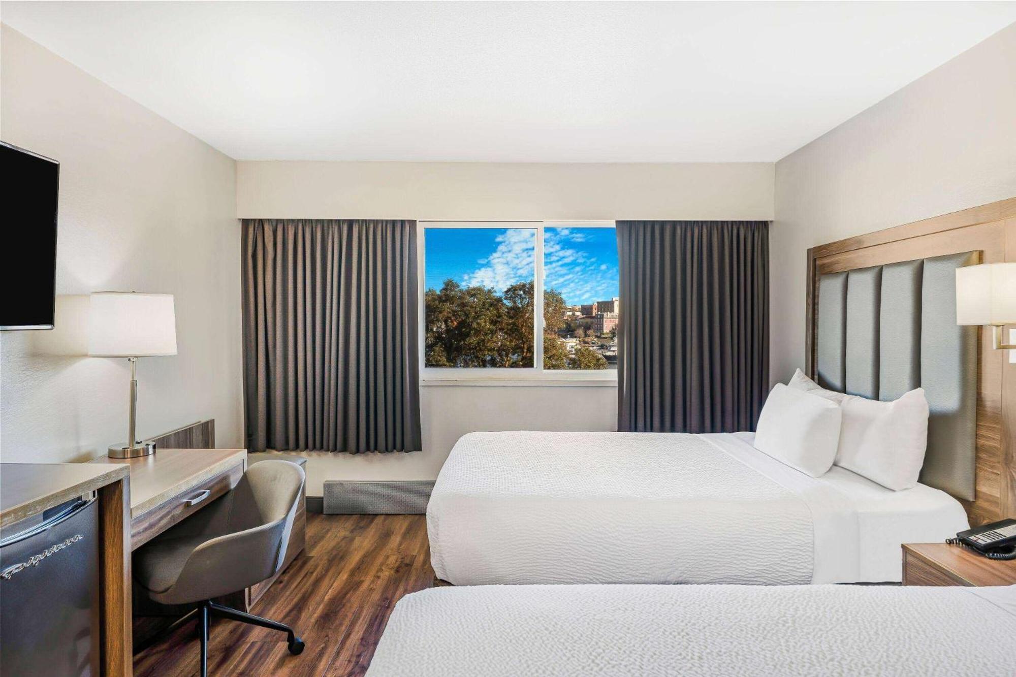 Days Inn By Wyndham Victoria On The Harbour Экстерьер фото