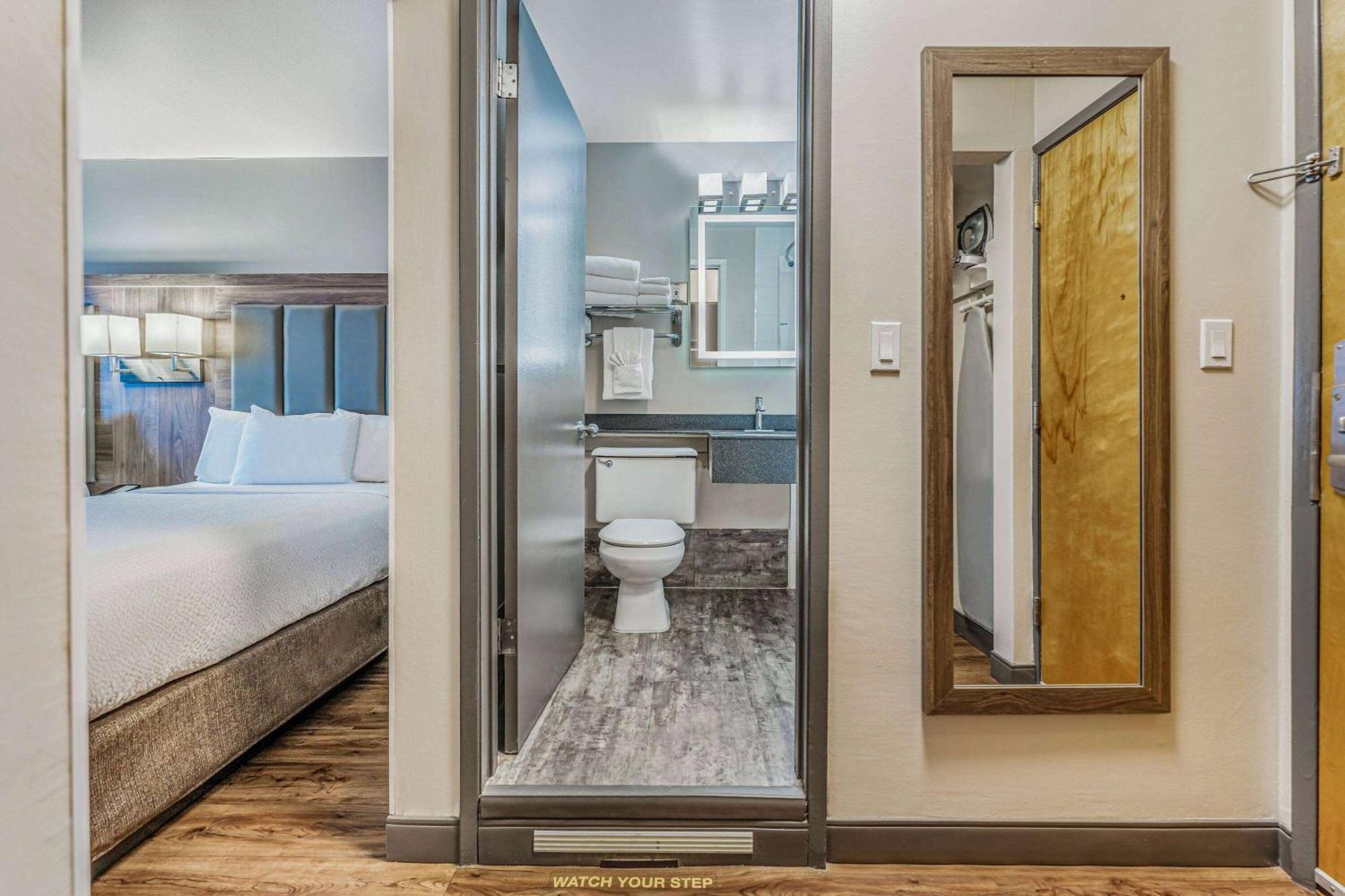 Days Inn By Wyndham Victoria On The Harbour Экстерьер фото